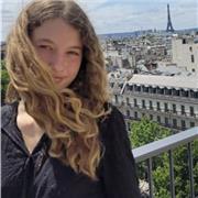 Profesora de inglés, con una formación académica completa en inglés, que ofrece clases en línea o presenciales.